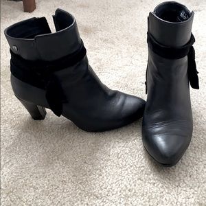 Hush Puppies Women’s Meaghan Bow Fashion Boot